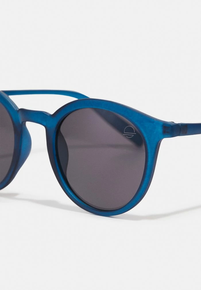STATEN SUNGLASSES UNISEX - Sunglasses - blue Best reviews of 🔔 Icon Brand STATEN 👓 SUNGLASSES UNISEX - 👓 SUNGLASSES - Blue ⭐ -Icon Brand 87af2bc1c79c49c686e7bb5cf89f25d9